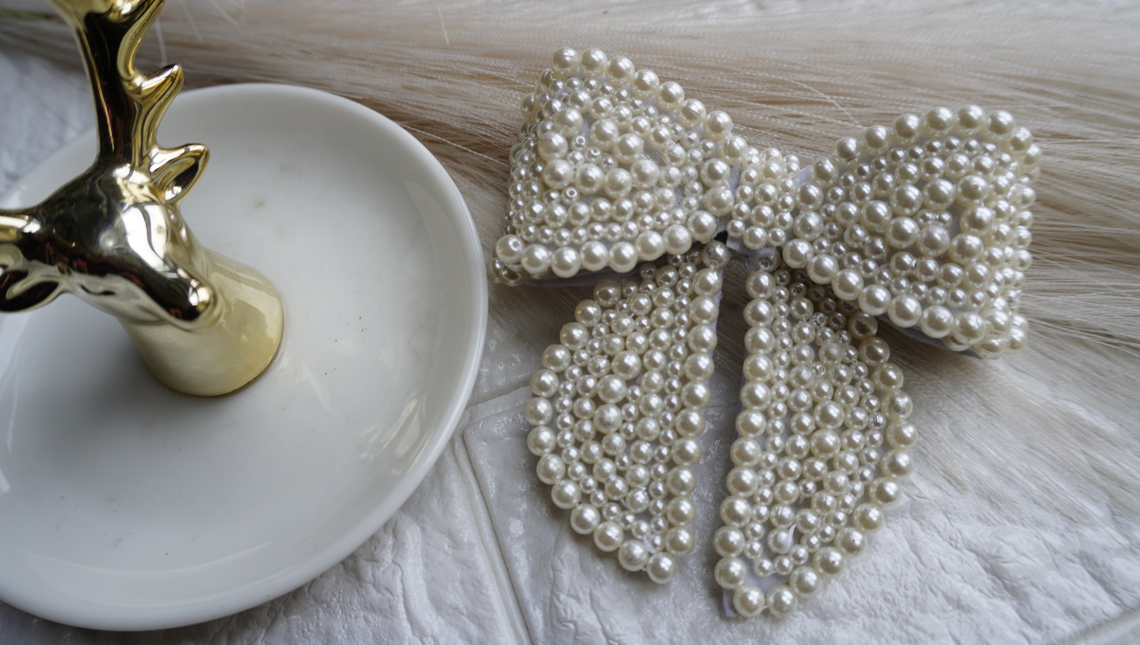 Pearls bow hair clip with tail