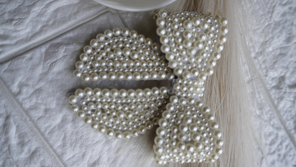 Pearls bow hair clip with tail