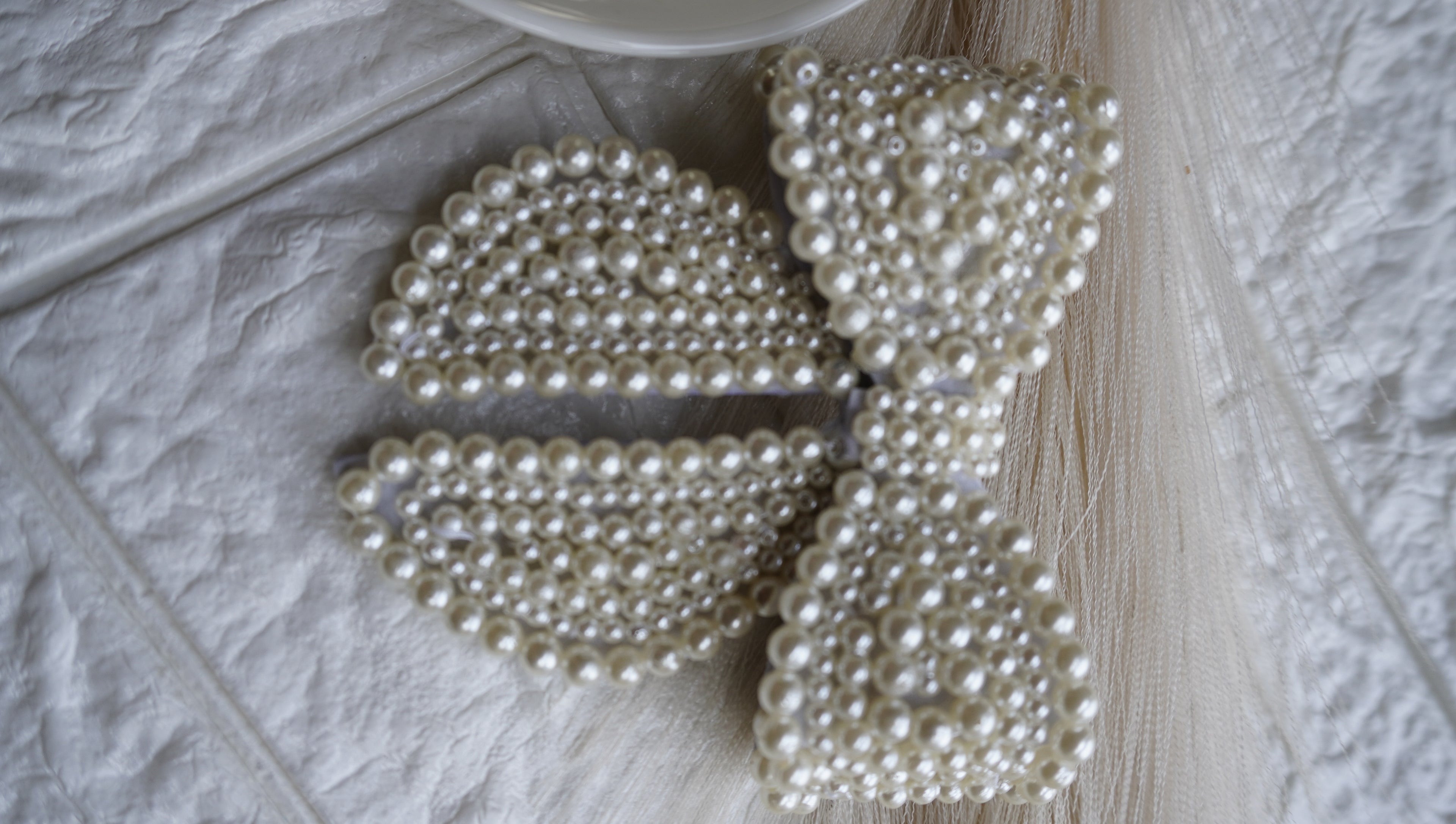 Pearls bow hair clip with tail