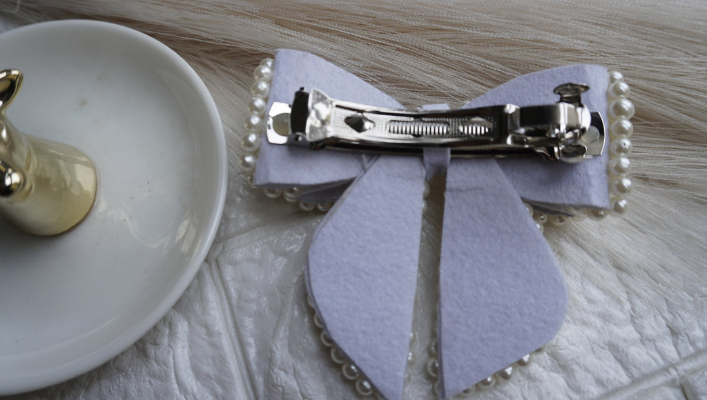 Pearls bow hair clip with tail
