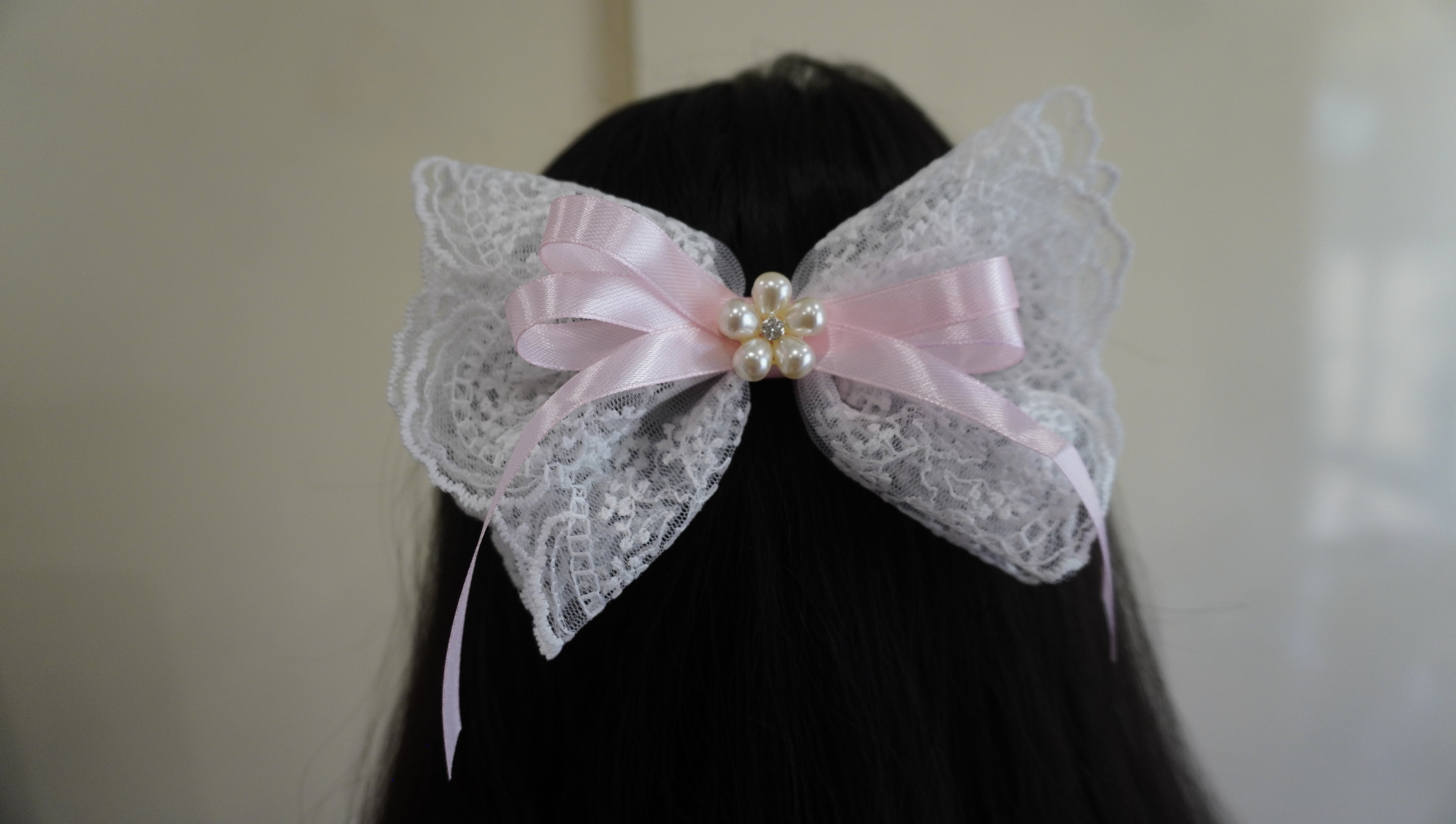 Elegant white and pink bow clip